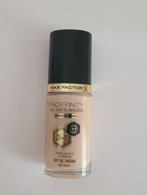 Finity (Max Factor) Liquid Foundation in N42 Ivory Spf 20 NWT